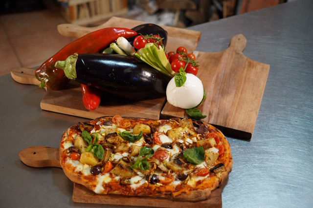 Pinsa Antico Forno garnie et prête à servir