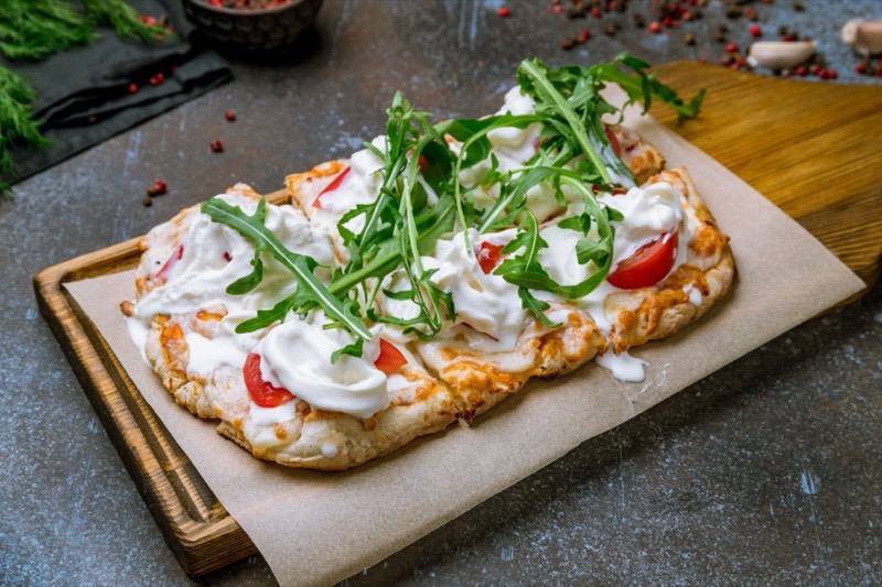 Pinsa à la stracciatella et roquette