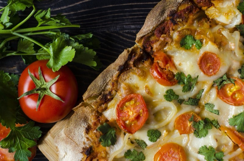 Pinsa garnie de tomates cerises et fines herbes