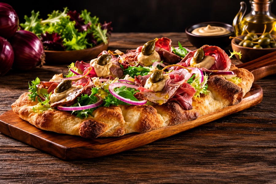 Pinsa au rôti de bœuf, oignon de Tropea et sauce de thon