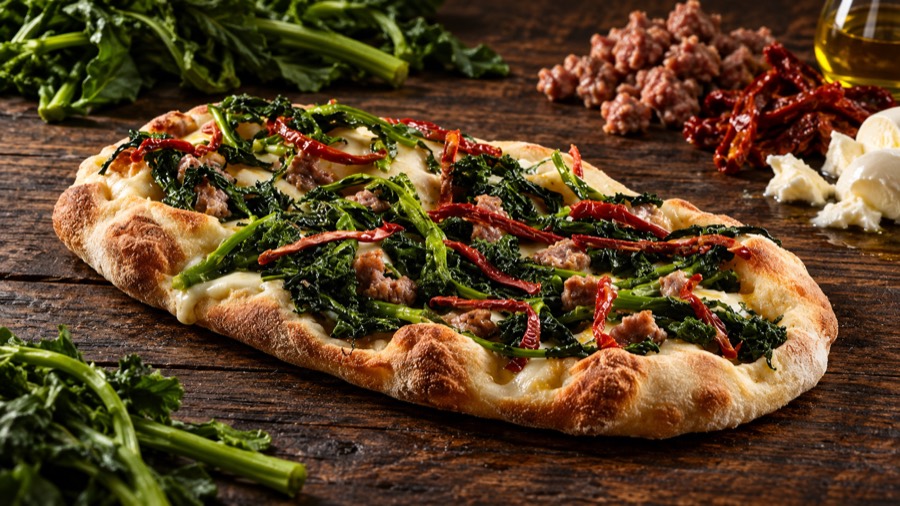 Pinsa à la saucisse italienne et aux friarielli